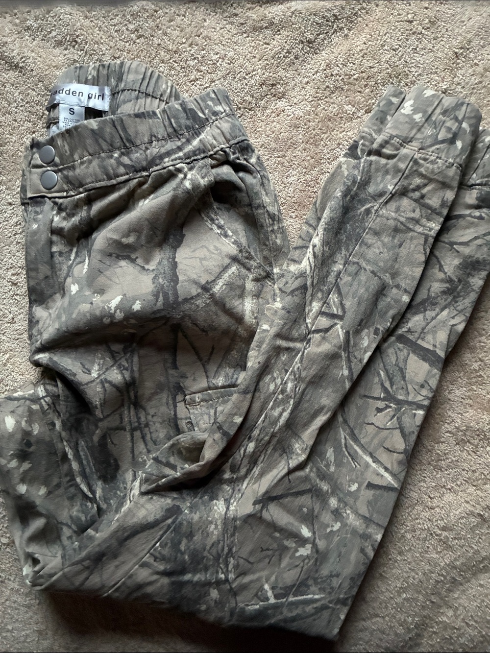 Madden Girl S Olive Camo Cropped Jogger Pants